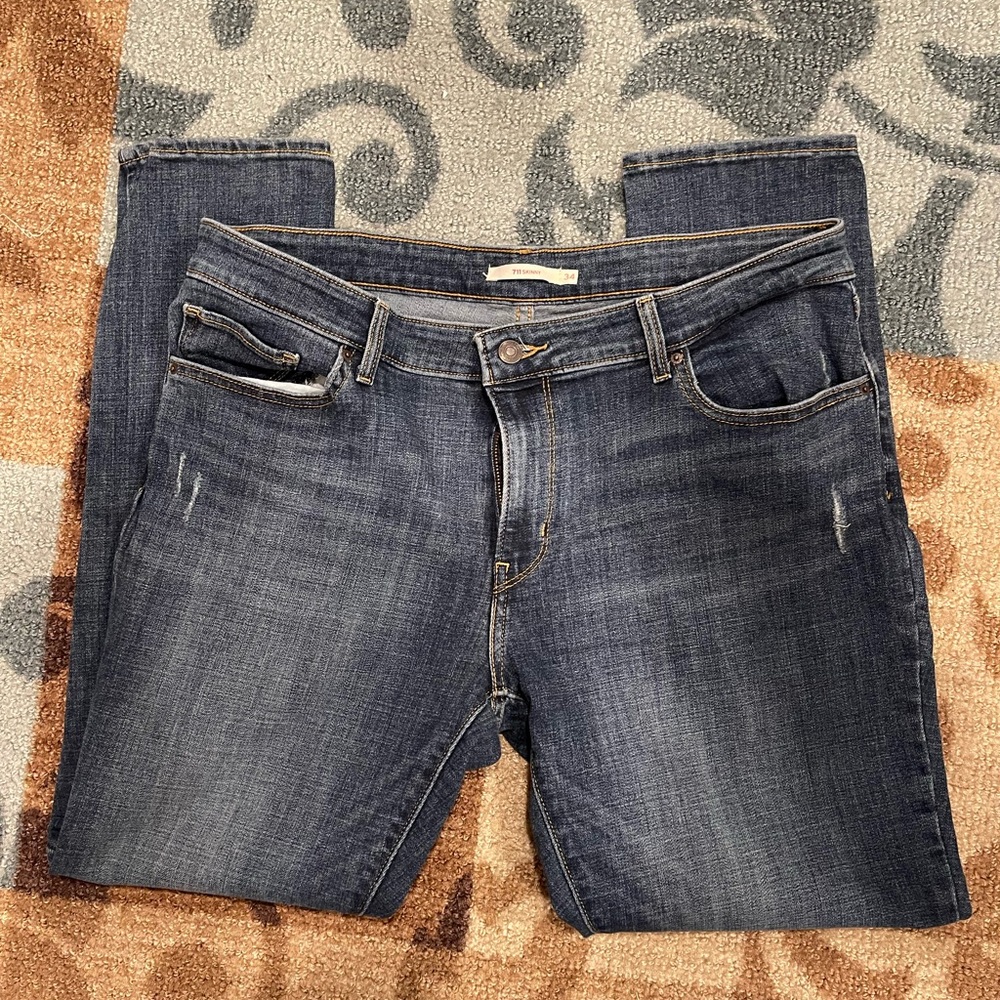 Women’s Levi 711 skinny jeans in great condition pretty much new!!!